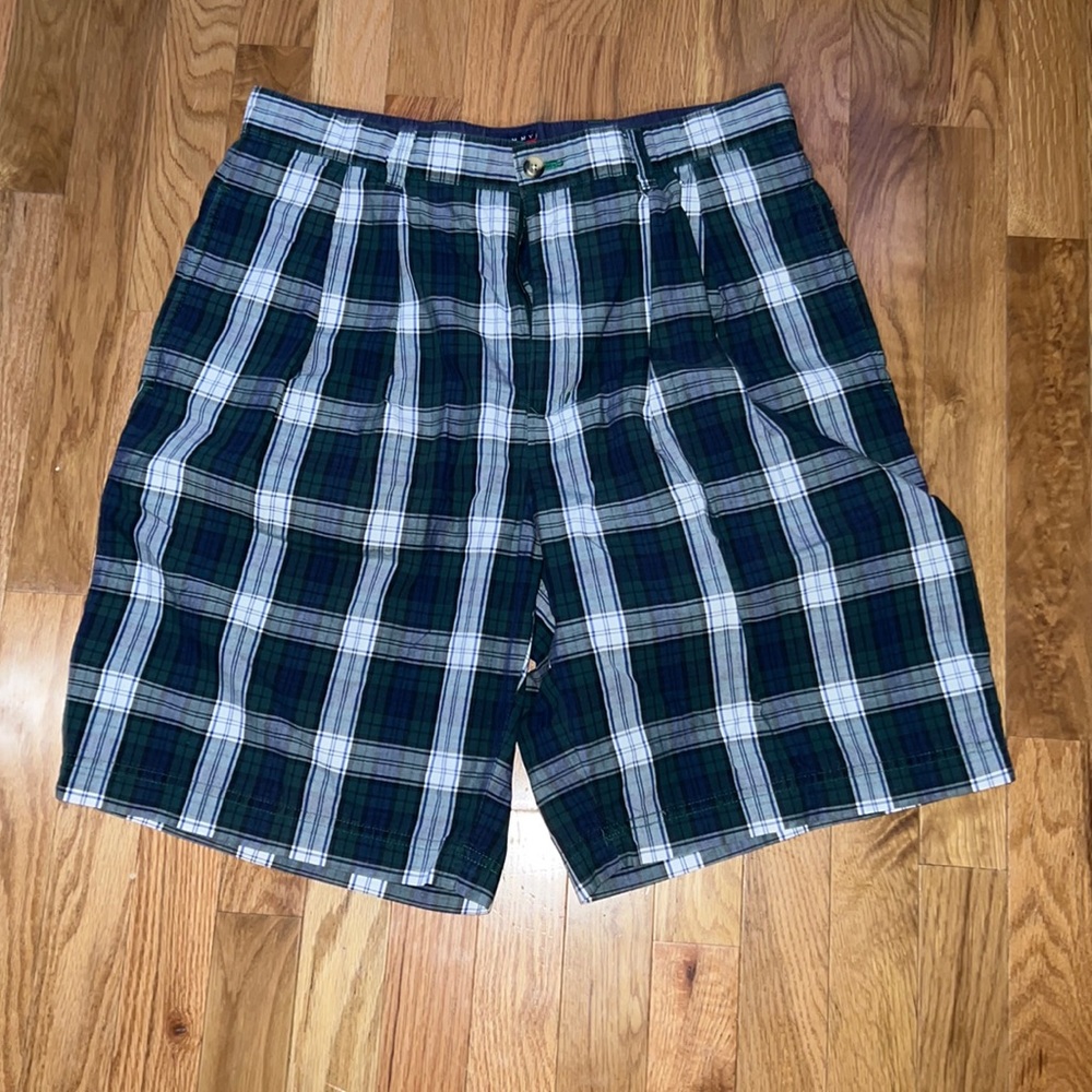 Vintage! Perfect condition size 33. Tommy Hilfiger plaid shorts.